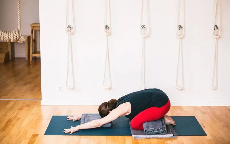 huong dan tu the em be yoga chuan cho nguoi moi bat dau