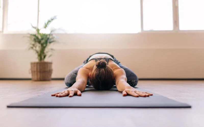 huong dan tu the em be yoga chuan cho nguoi moi bat dau